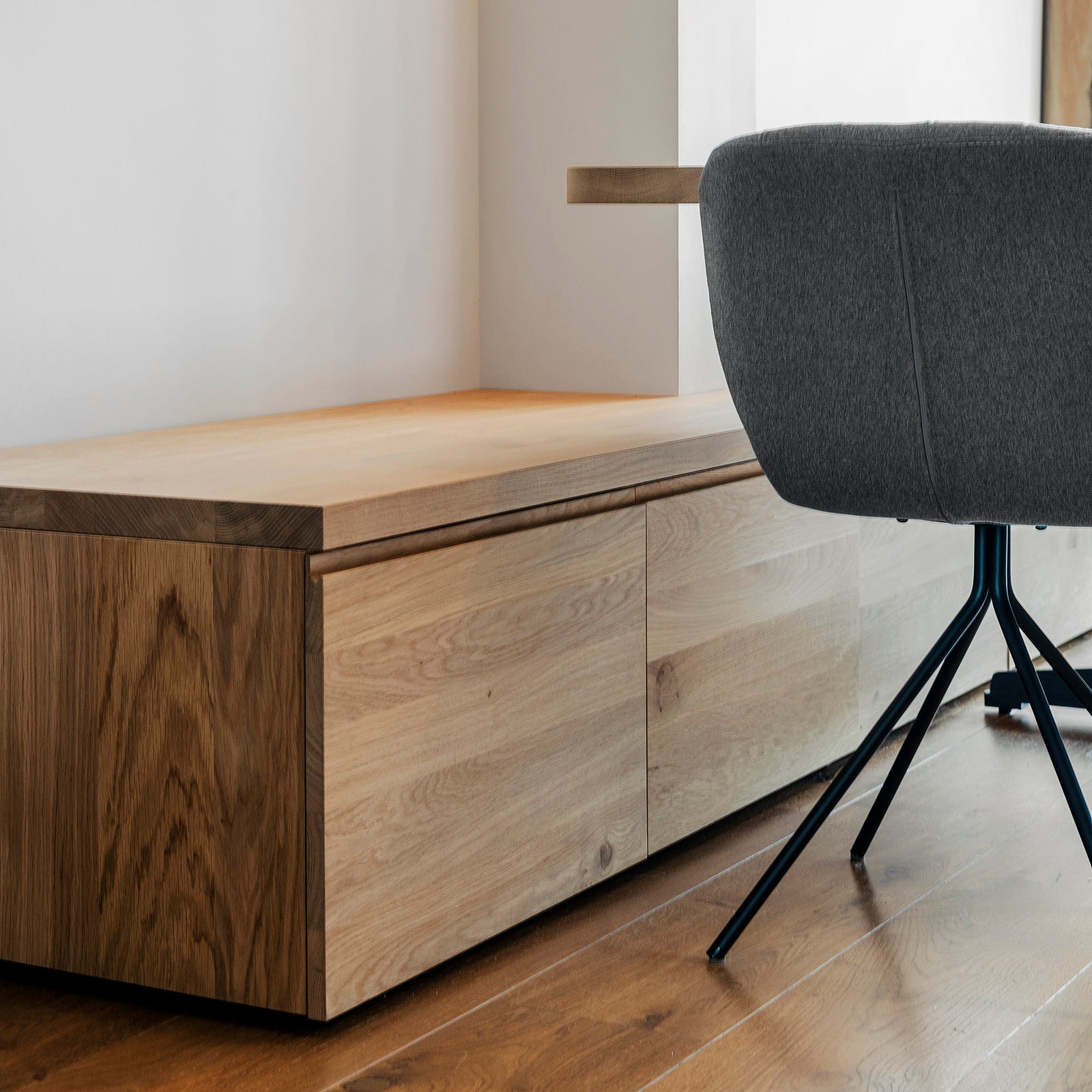 Een ruimtewinner: Maatwerk eetbank en opbergruimte met Ikea kasten als basis