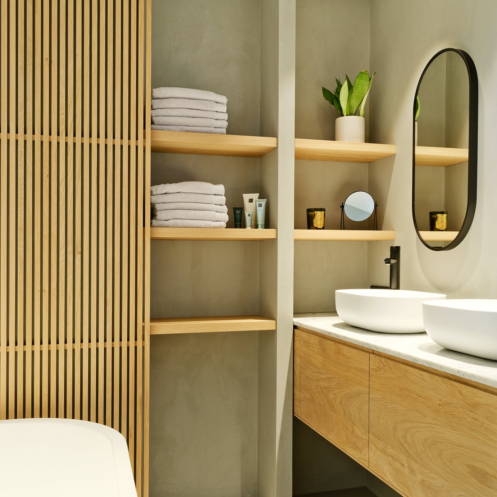 Massieve wandplanken in een nis in je badkamer of keuken