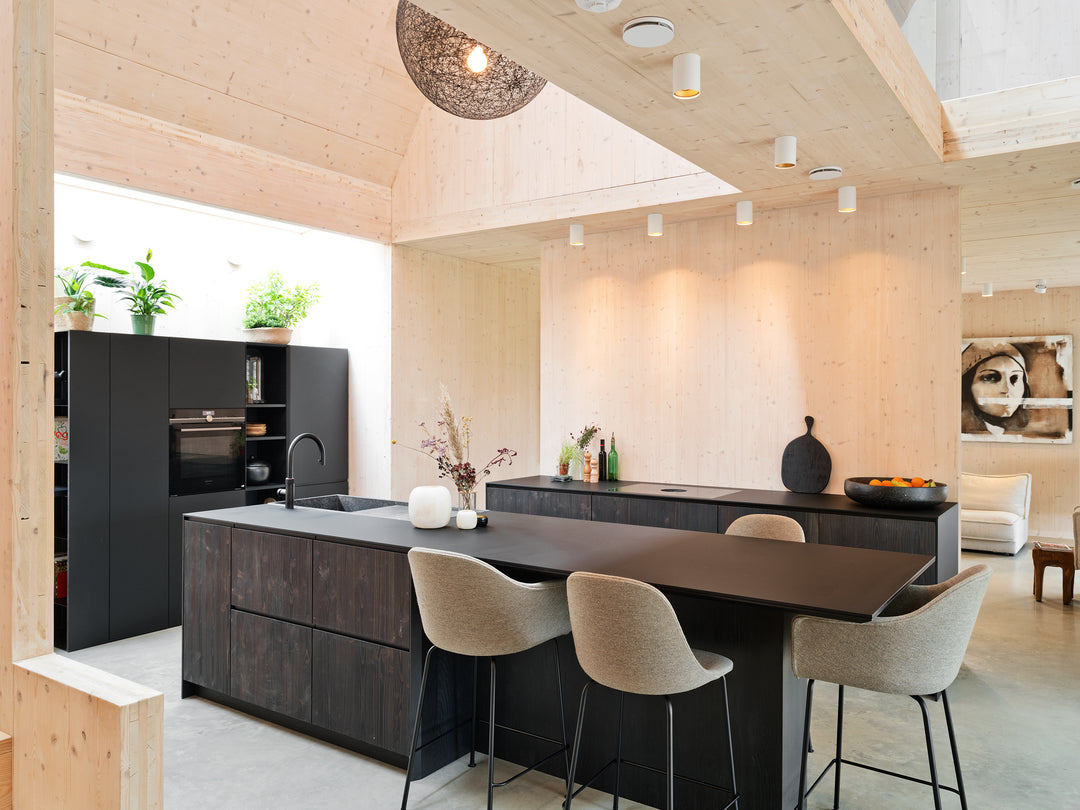 Binnenkijker: Licht hout met zwart combineren