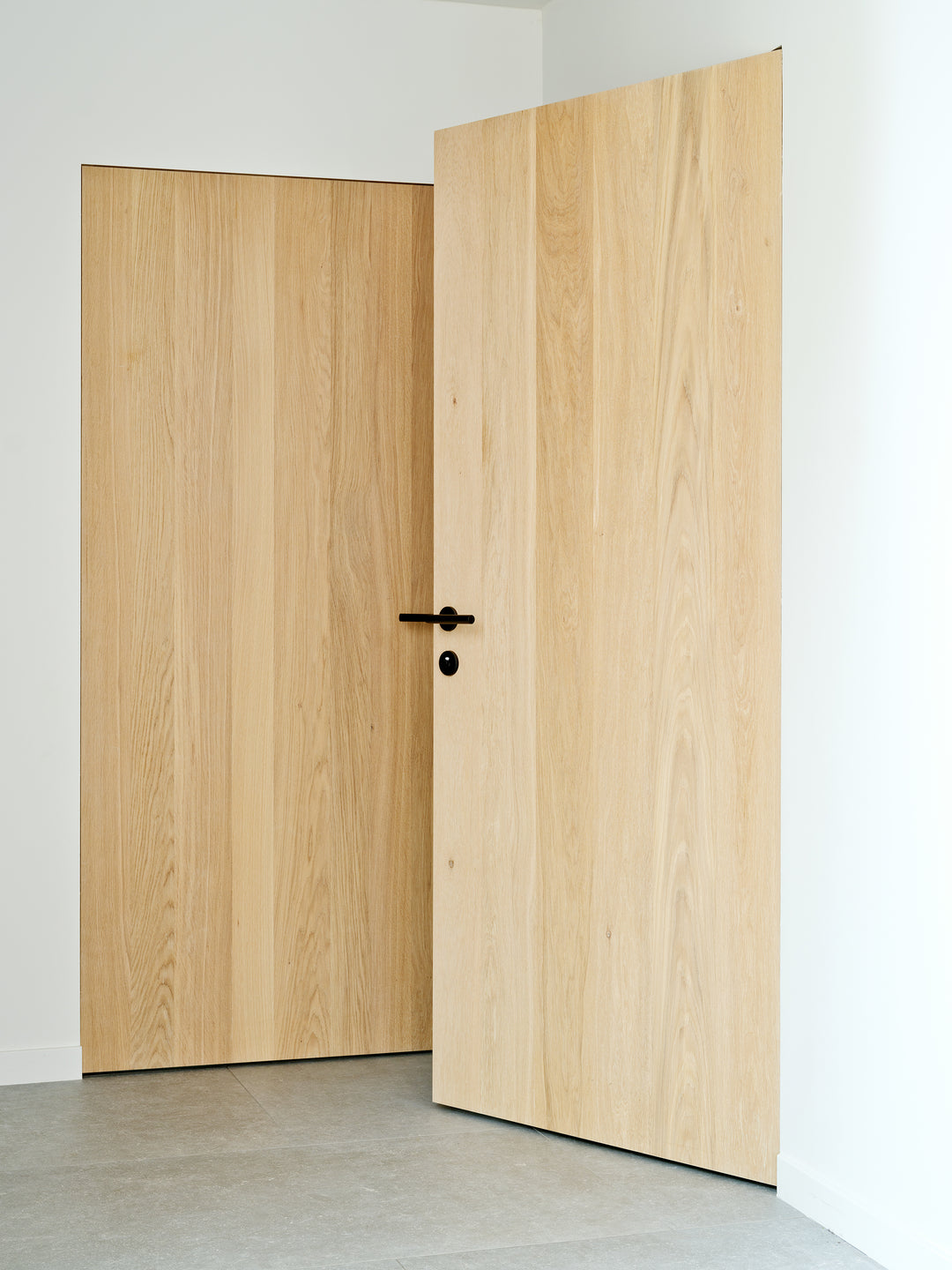 De volmaaktheid van eenvoud: Luxe houten deuren voor Xinnix kozijnen.