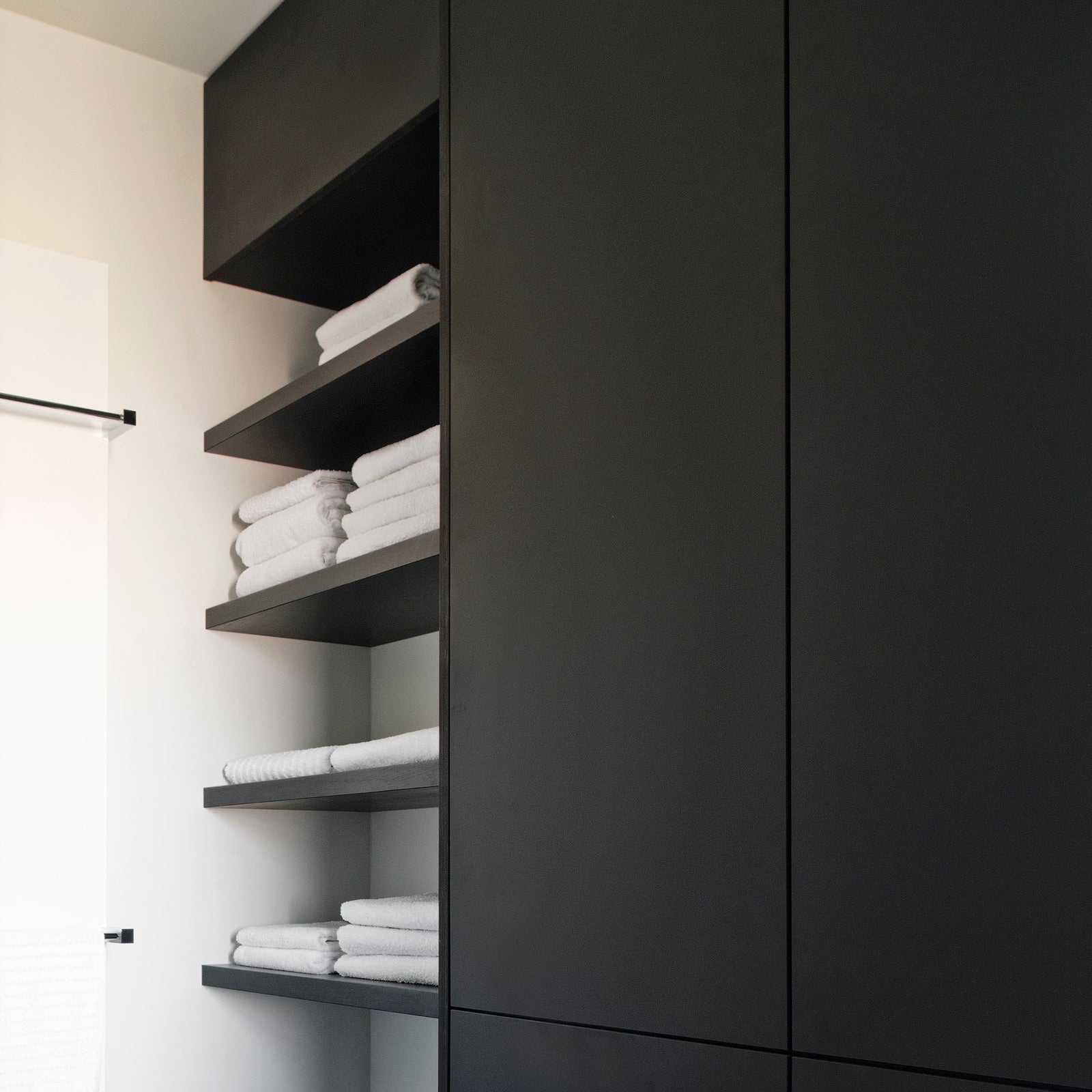 Benut iedere centimeter van je badkamer met een maatwerk kast