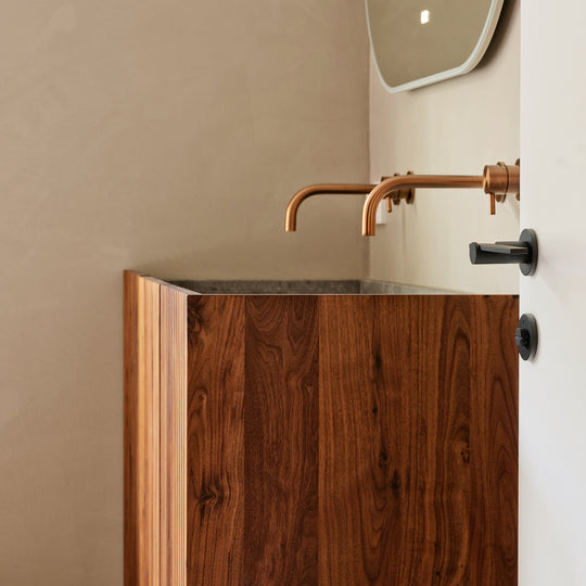 Houtmerk - Houten Badmeubel Niche - Geprofileerd notenhout met verzonken natuursteen wastafel Badmeubels Houtmerk