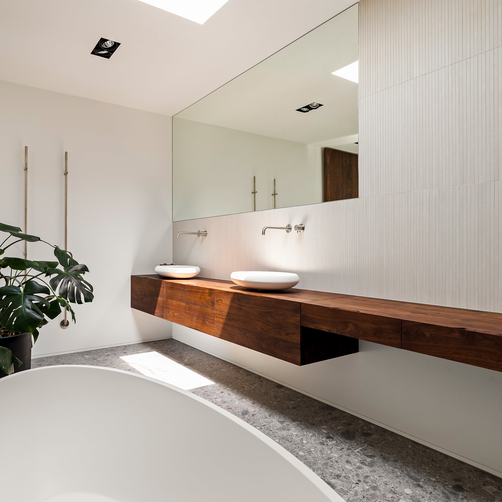 Houtmerk - Houten Badmeubel Azur met natuursteen wastafel - Massief hout maatwerk Badmeubels Houtmerk