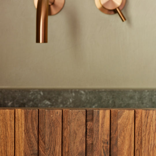 Houtmerk - Houten Badmeubel Niche - Geprofileerd notenhout met verzonken natuursteen wastafel Badmeubels Houtmerk