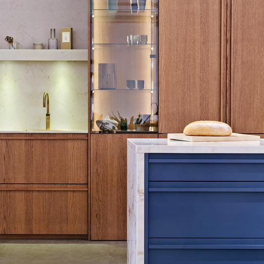 Houtmerk – Bewerking – Afwerking met kleurloze lak Bewerkingen Houtmerk