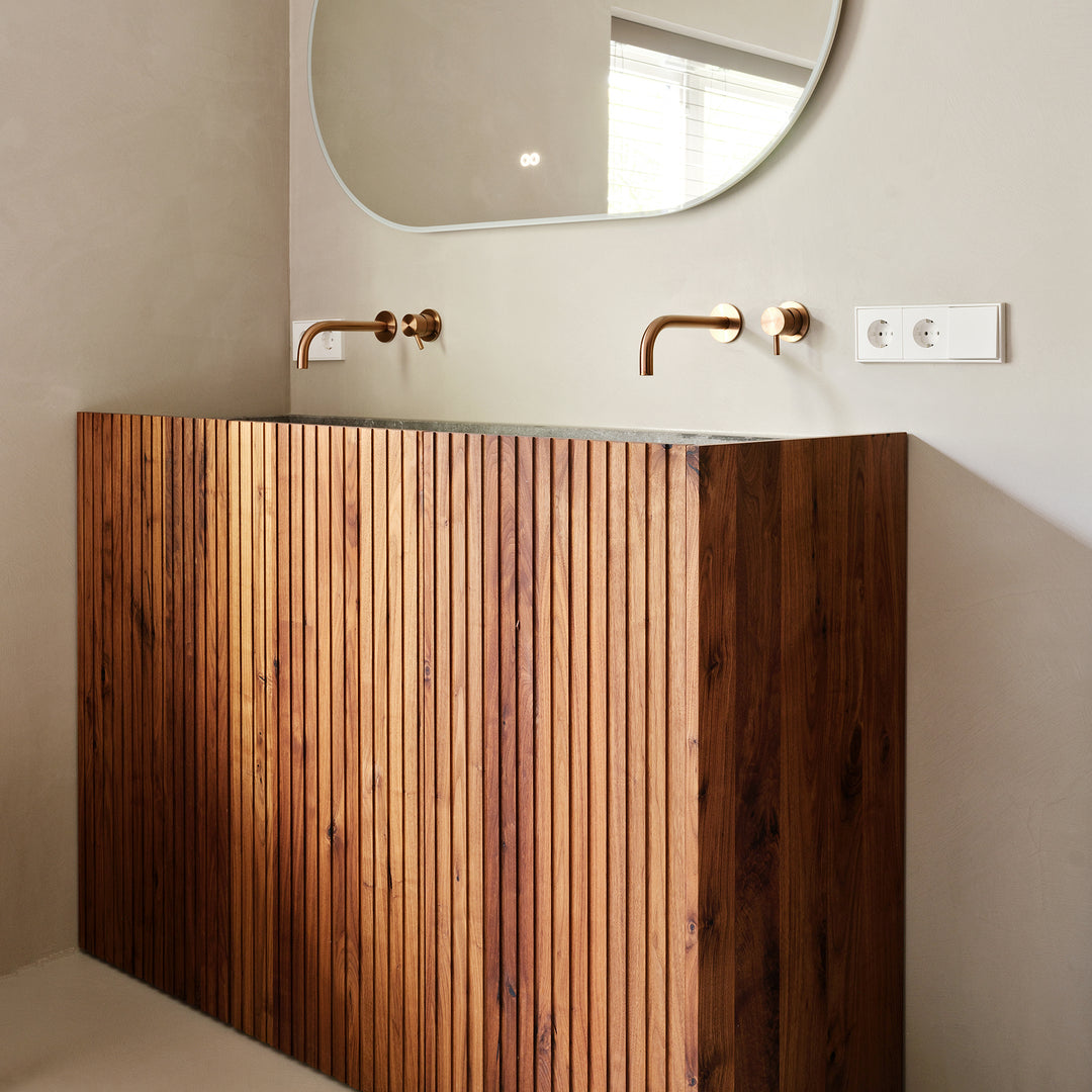 Houtmerk - Houten Badmeubel Niche - Geprofileerd notenhout met verzonken natuursteen wastafel Badmeubels Houtmerk