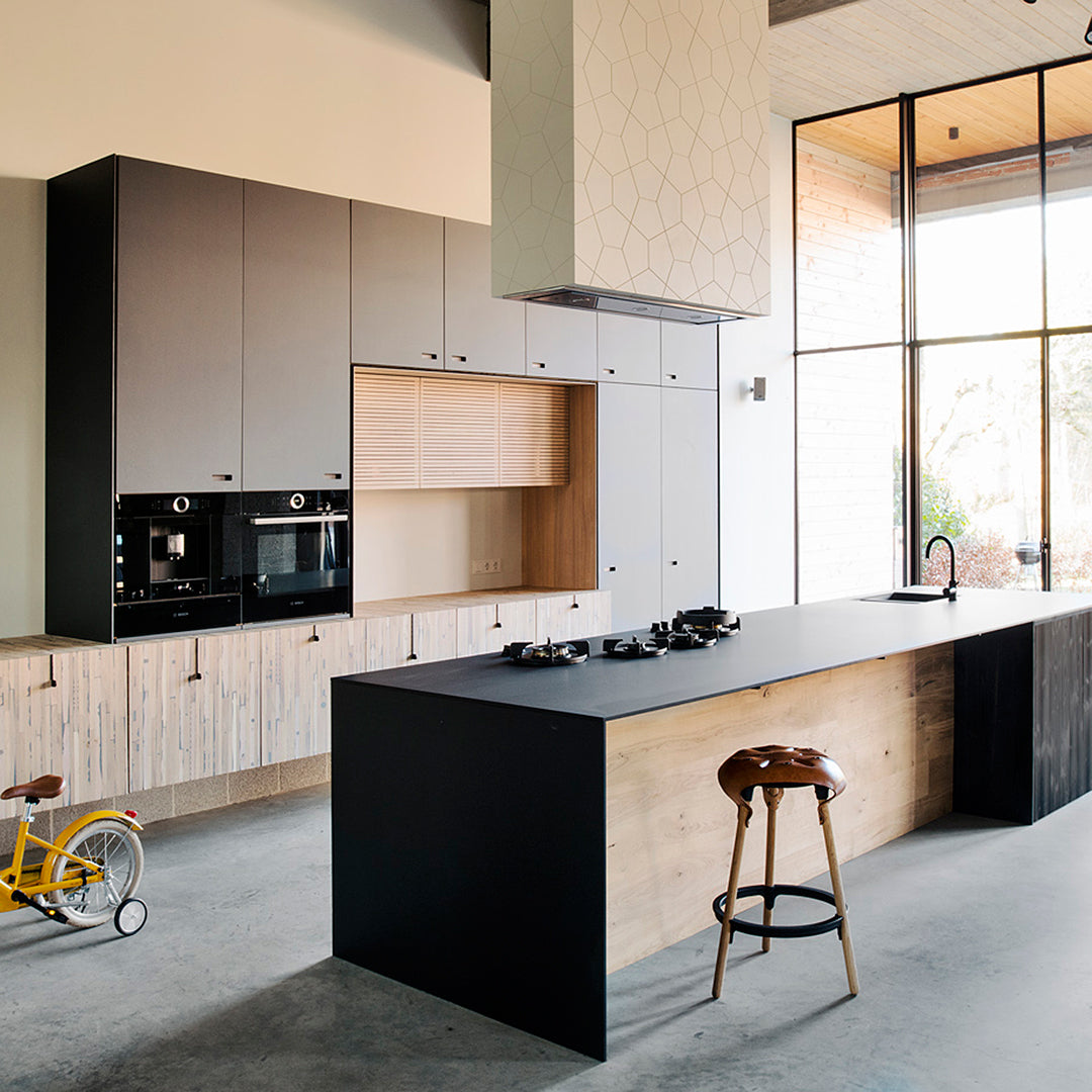 Maatwerk design keuken in matzwart en licht eiken