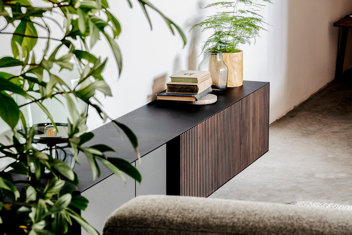 Maatwerk dressoir van gepoedercoat plaatstaal met massief notenhouten fronten