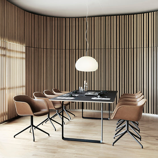 Muuto tafel in strak interieur met massief hout