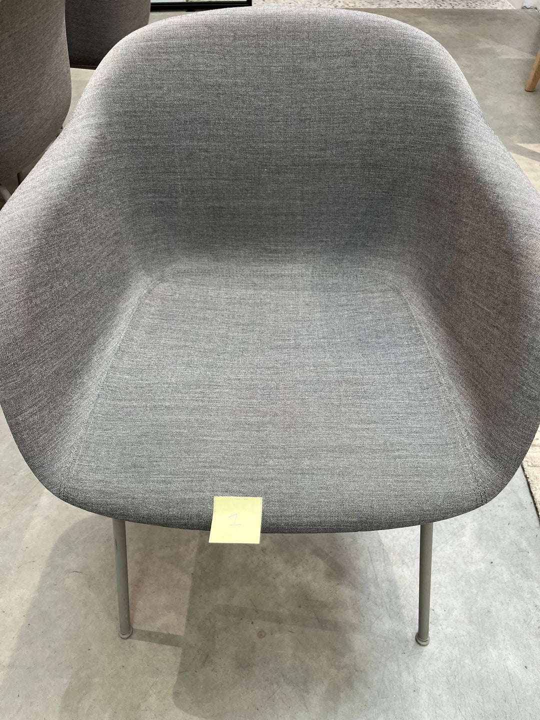 Muuto - Fiber Armchair - Grijze Kvadrat Remix Stoffering - SALE Stoelen Houtmerk