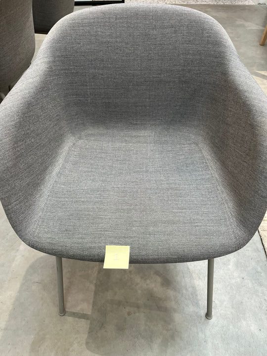 Muuto - Fiber Armchair - Grijze Kvadrat Remix Stoffering - SALE Stoelen Houtmerk