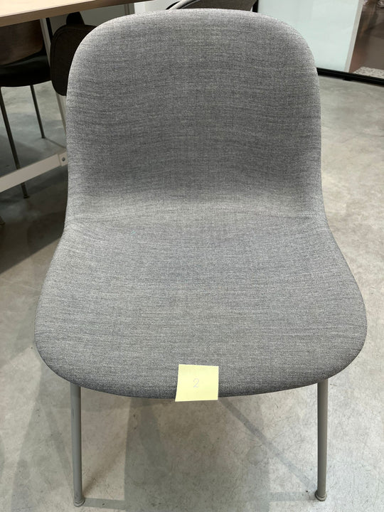 Muuto - Fiber Side Chair - Grijze Kvadrat Canvas Stoffering - SALE Stoelen Houtmerk