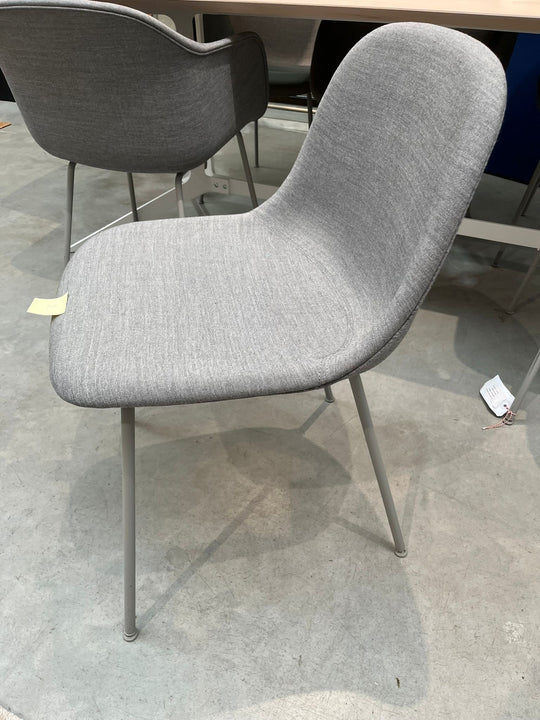 Muuto - Fiber Side Chair - Grijze Kvadrat Canvas Stoffering - SALE Stoelen Houtmerk