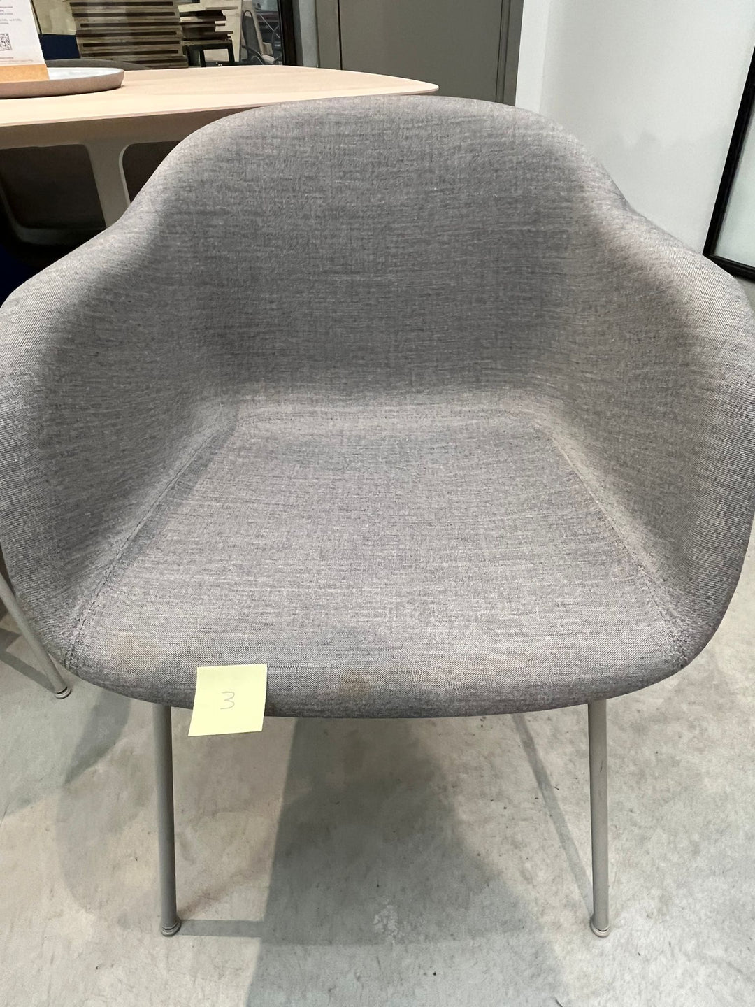 Muuto - Fiber Armchair - Grijze Kvadrat Remix Stoffering - SALE Stoelen Houtmerk