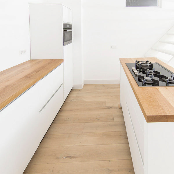 Houten werkbladen in een witte keuken