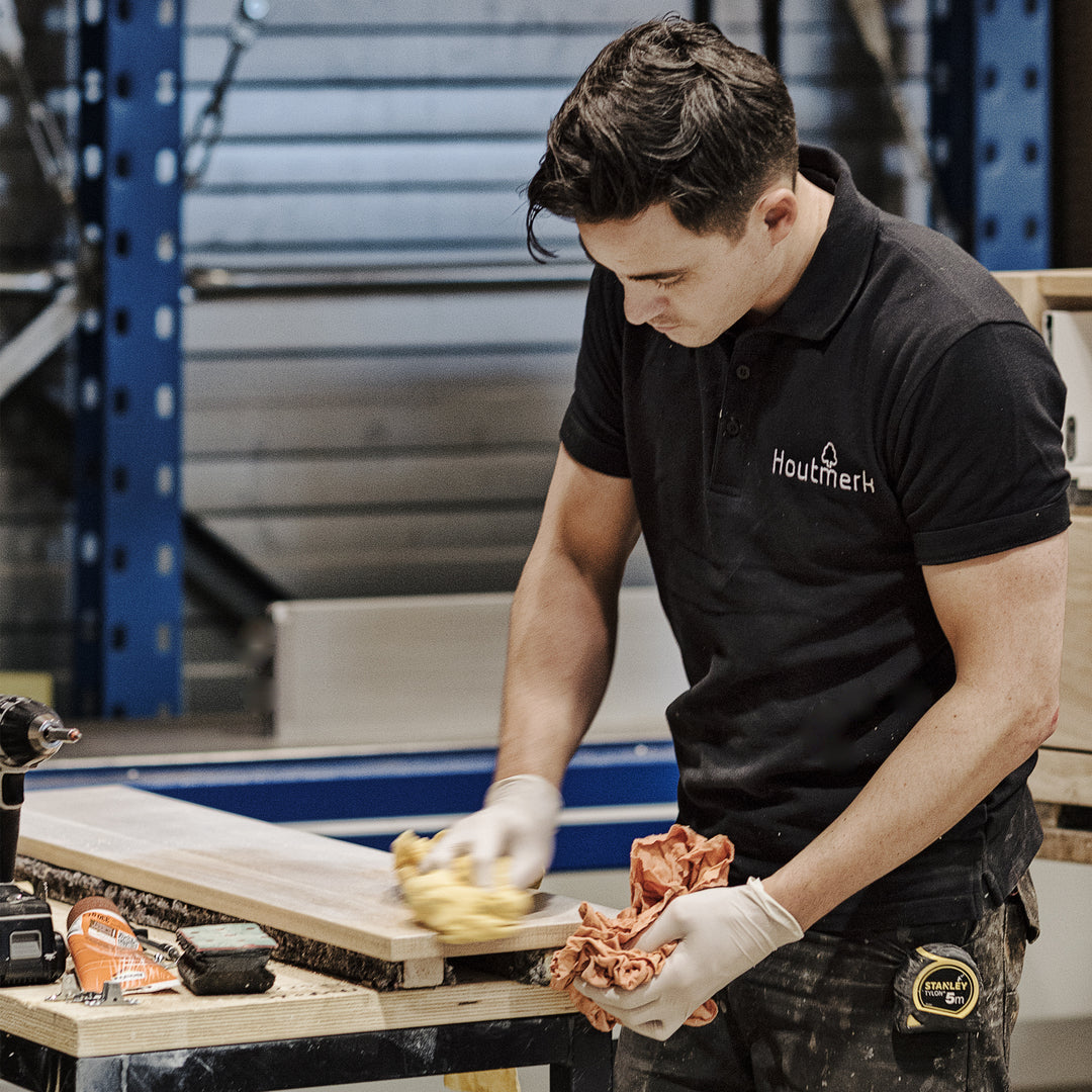 Hout behandelen met transparante verzorgende olie