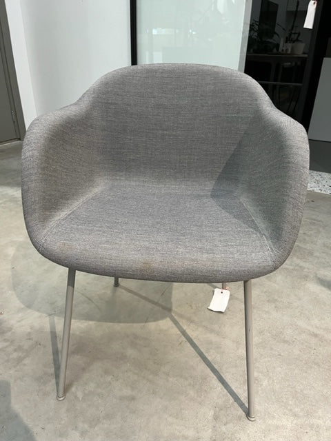 Muuto - Fiber Armchair - Grijze Kvadrat Remix Stoffering - SALE Stoelen Houtmerk