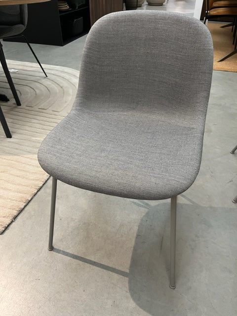 Muuto - Fiber Side Chair - Grijze Kvadrat Canvas Stoffering - SALE Stoelen Houtmerk