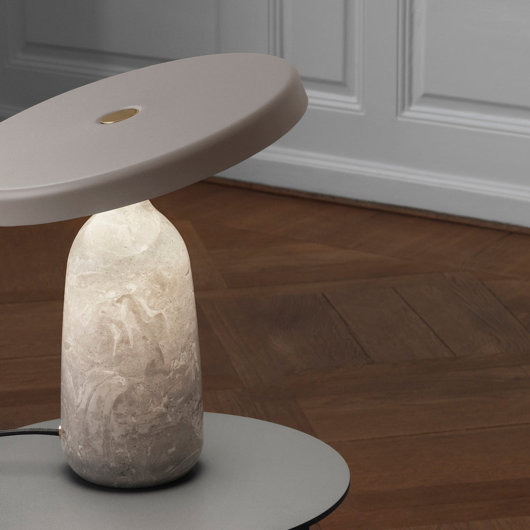 De Eddy tafellamp met marmer voet en messing accenten van Normann Copenhagen