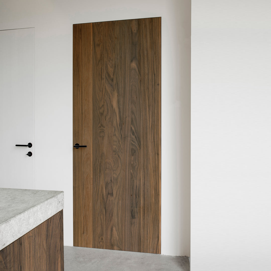 Houtmerk - Maatwerk houten deur met onzichtbaar kozijn - Noten Deuren Houtmerk