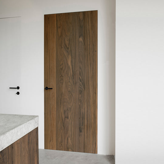 Houtmerk - Maatwerk houten deur met onzichtbaar kozijn - Noten Deuren Houtmerk