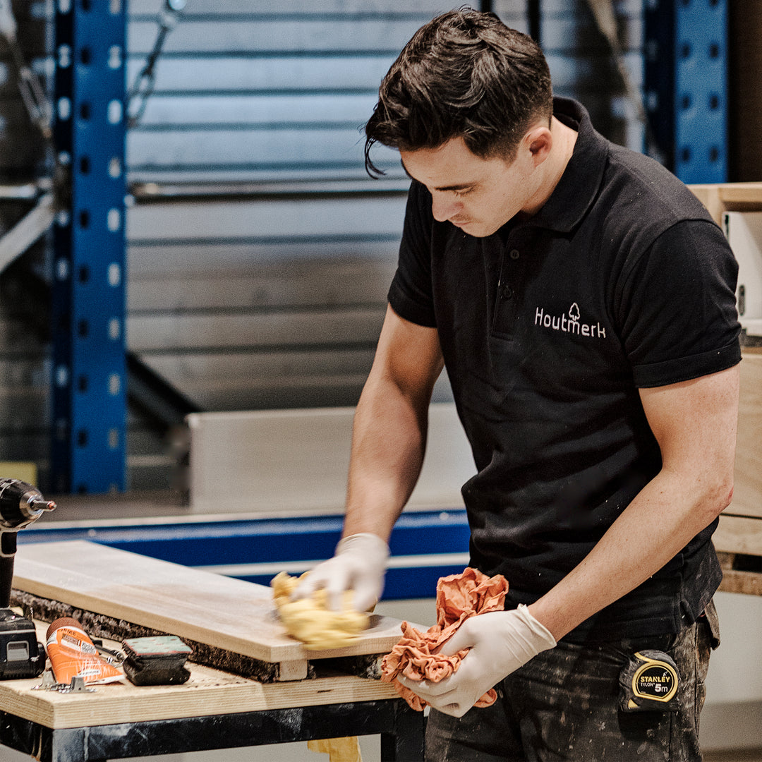 Afwerken van massief houten wandplank