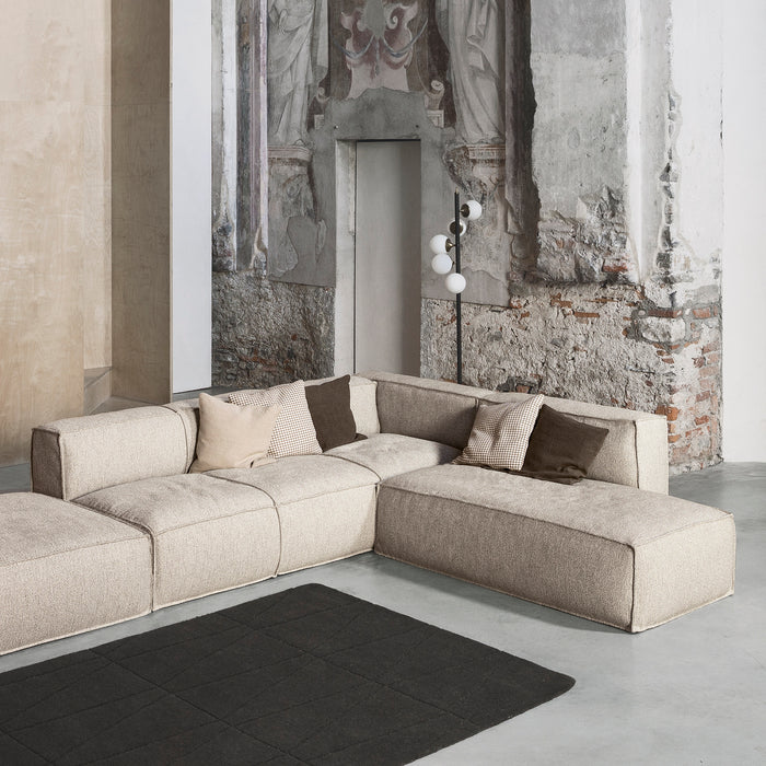 Bonaldo Peanut B sofa met beige gestoffeerde zitting zonder poten in een interieur met robuuste, organische materialen