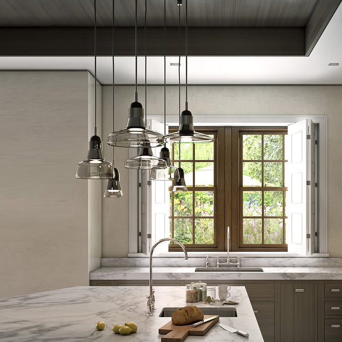 Klassieke houten keuken met marmer keukenbladen en Brokis Shadows hanglampen