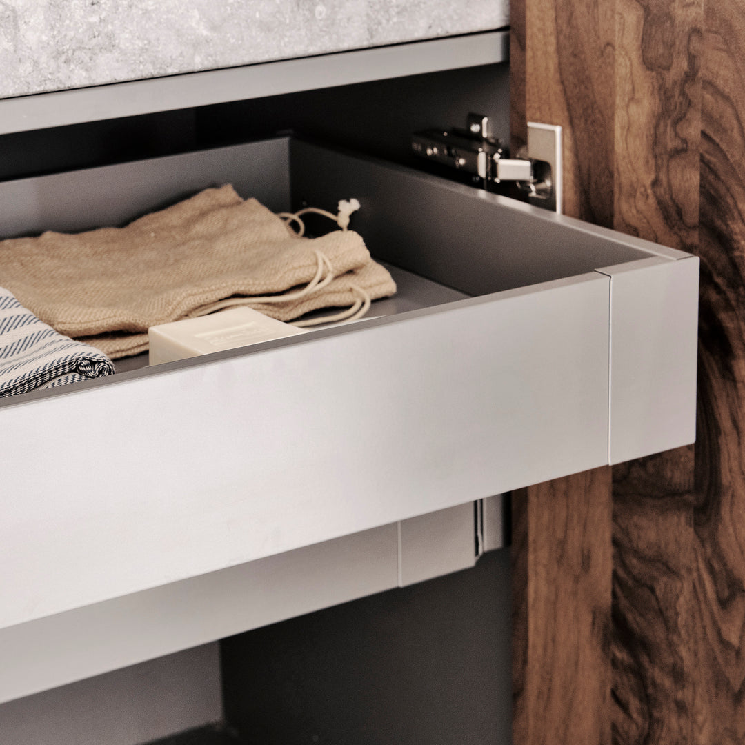 noten houten badmeubel met betonlook wastafel op maat met luxe zachtsluitende binnenlades