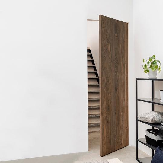 Houtmerk - Maatwerk houten Taatsdeur zonder kozijn - Noten Deuren Houtmerk