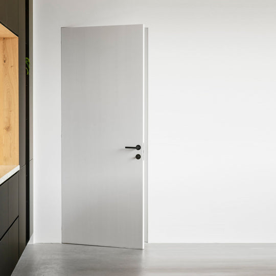 Houtmerk - Maatwerk houten deur met onzichtbaar kozijn - Noten Deuren Houtmerk