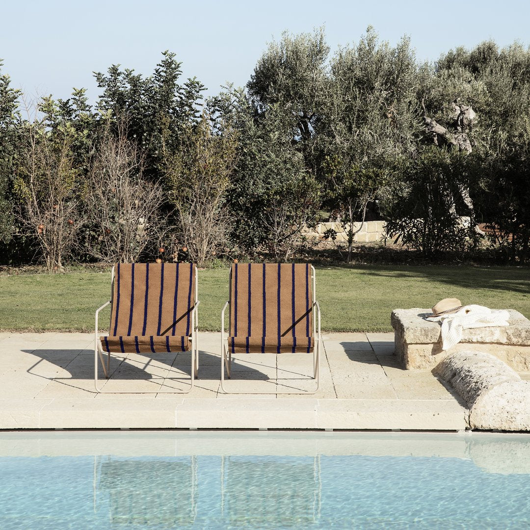 Ferm desert chair lounge stoel bij zwembad