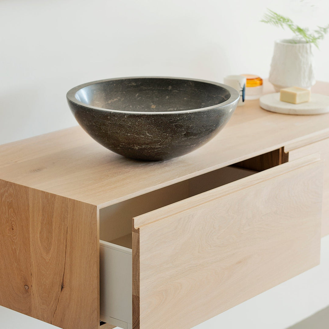 Vrij hangend wandmeubel met donkere natuursteen waskom