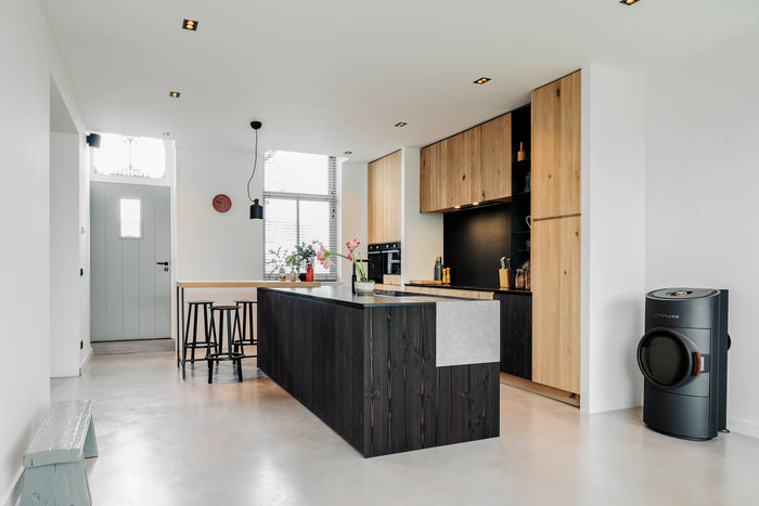 Massief Douglas zwart gebeitst en licht eiken in deze maatwerk keuken met betonlook spoelbak, Fenix werkbladen en houten bar-blad met stalen frame