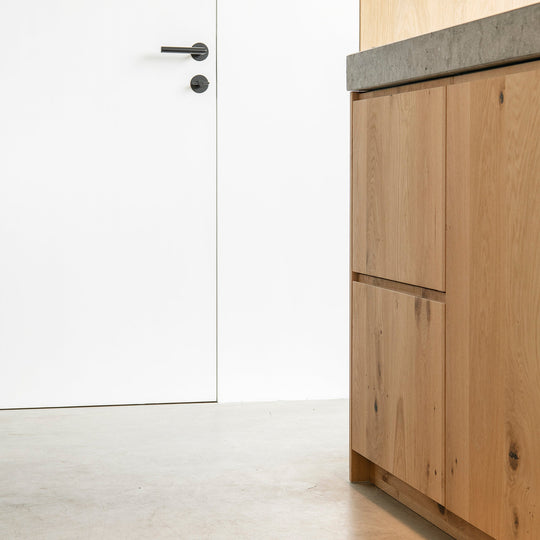 Houtmerk - Maatwerk houten deur met onzichtbaar kozijn - Noten Deuren Houtmerk