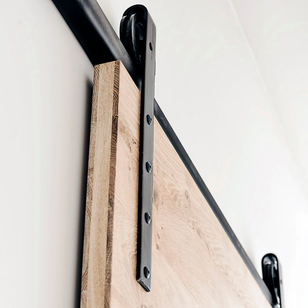 Houten schuifdeur met mooi rails en rollensysteem