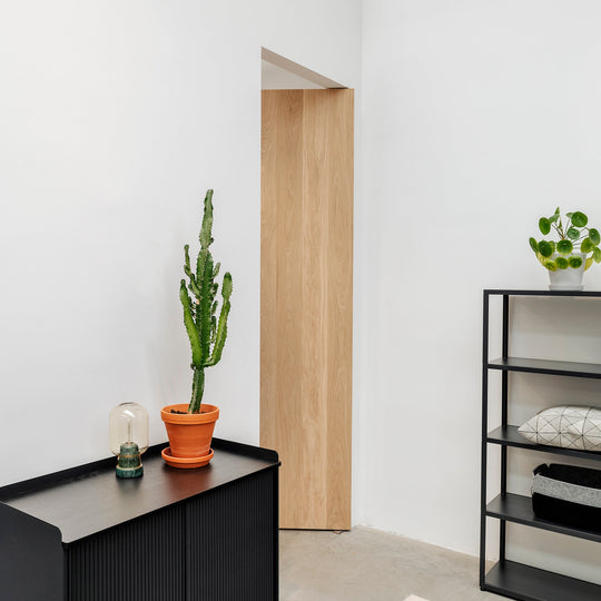 Houtmerk - Maatwerk houten Taatsdeur zonder kozijn - Noten Deuren Houtmerk