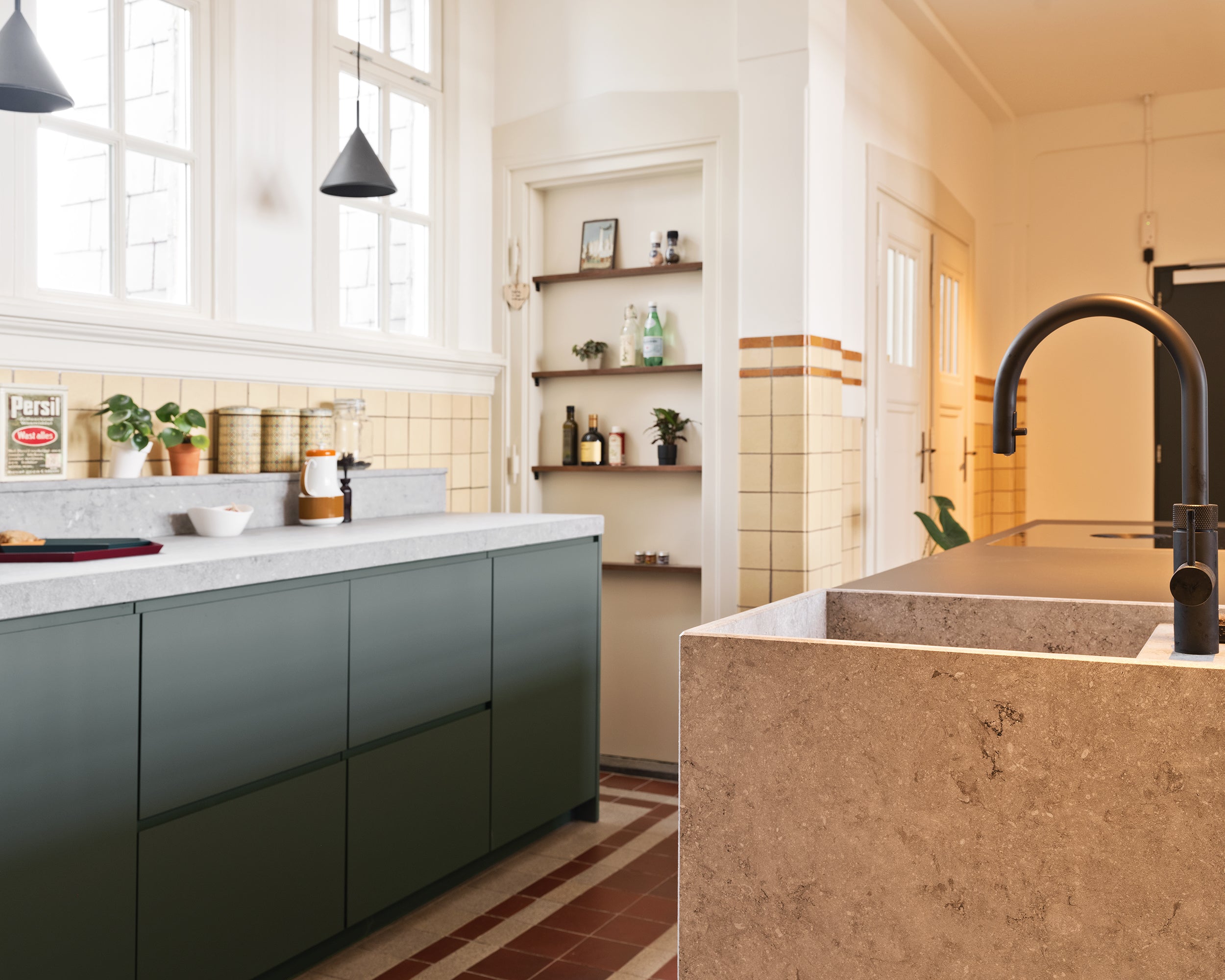 houtmerk-breda-showroom-interieur-maatwerk-schoolpand-rotterdam-schippersschool-charlois-project-modus-keuken-oude-details-kookeiland-arpa-fenix-verde-comodoro-concreto-wastrog-spoelbak-betonlook-grijs-natuursteen-quooker.jpg