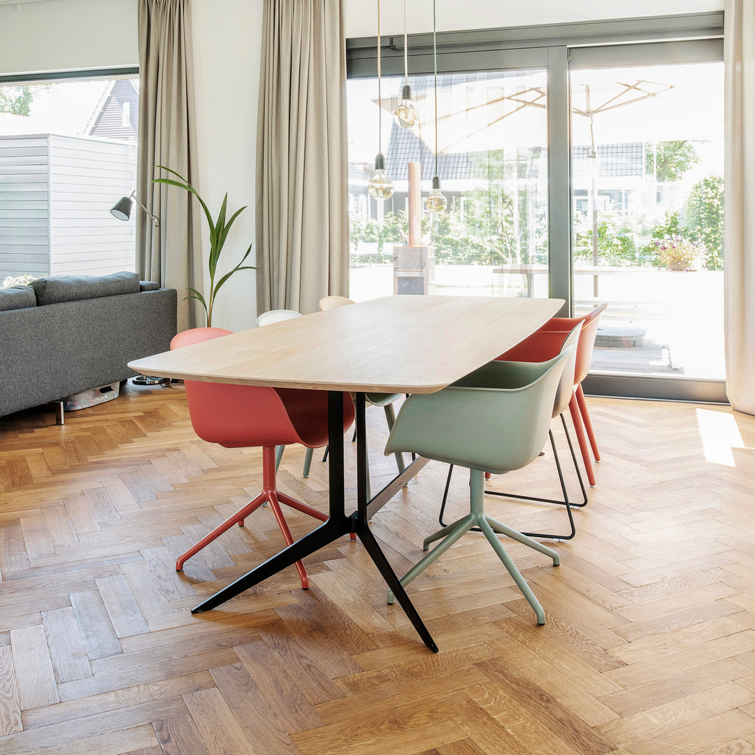 Lange eettafel Split op maat met verjongd tafelblad en slank stalen onderstel