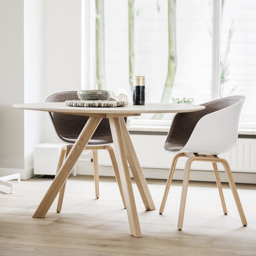 interieur met ronde houten Hay CPH tafel voorzien van linoleum blad