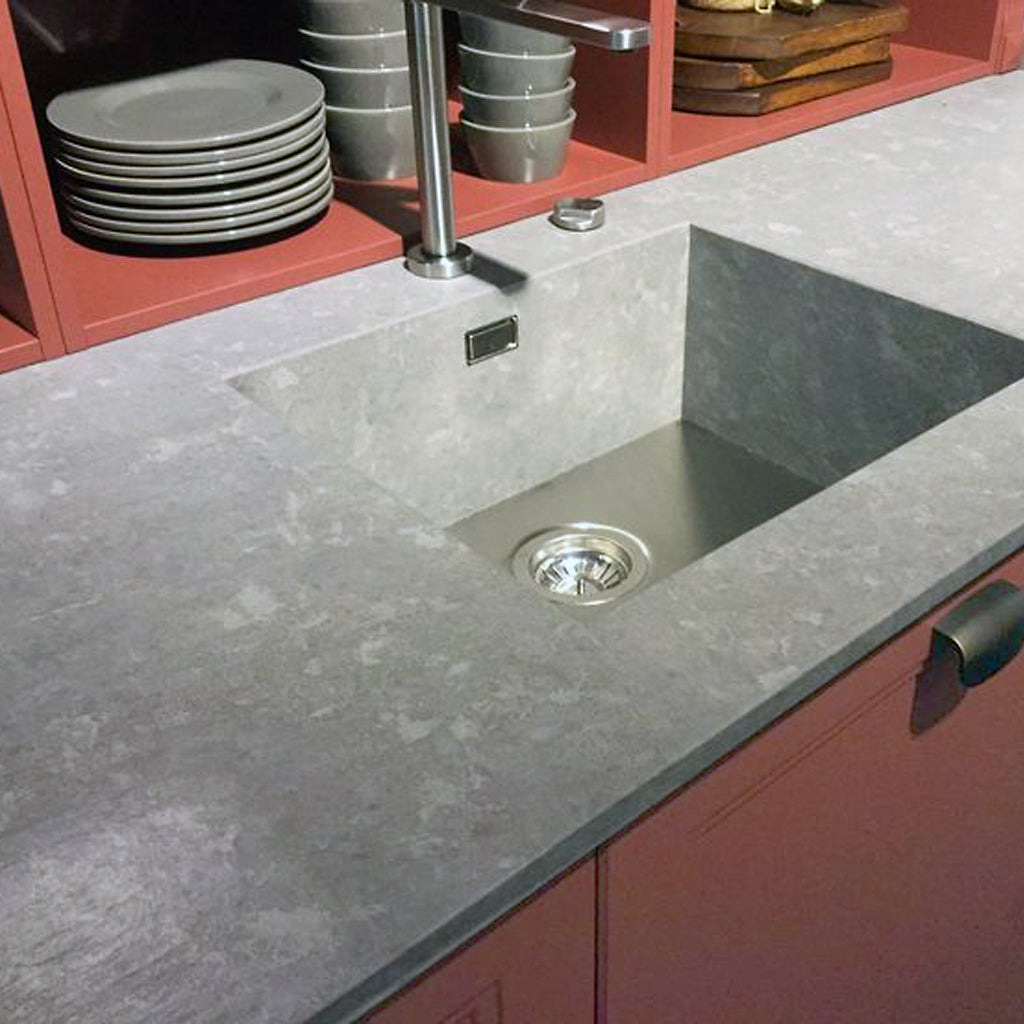 Rode keuken met composiet werkblad