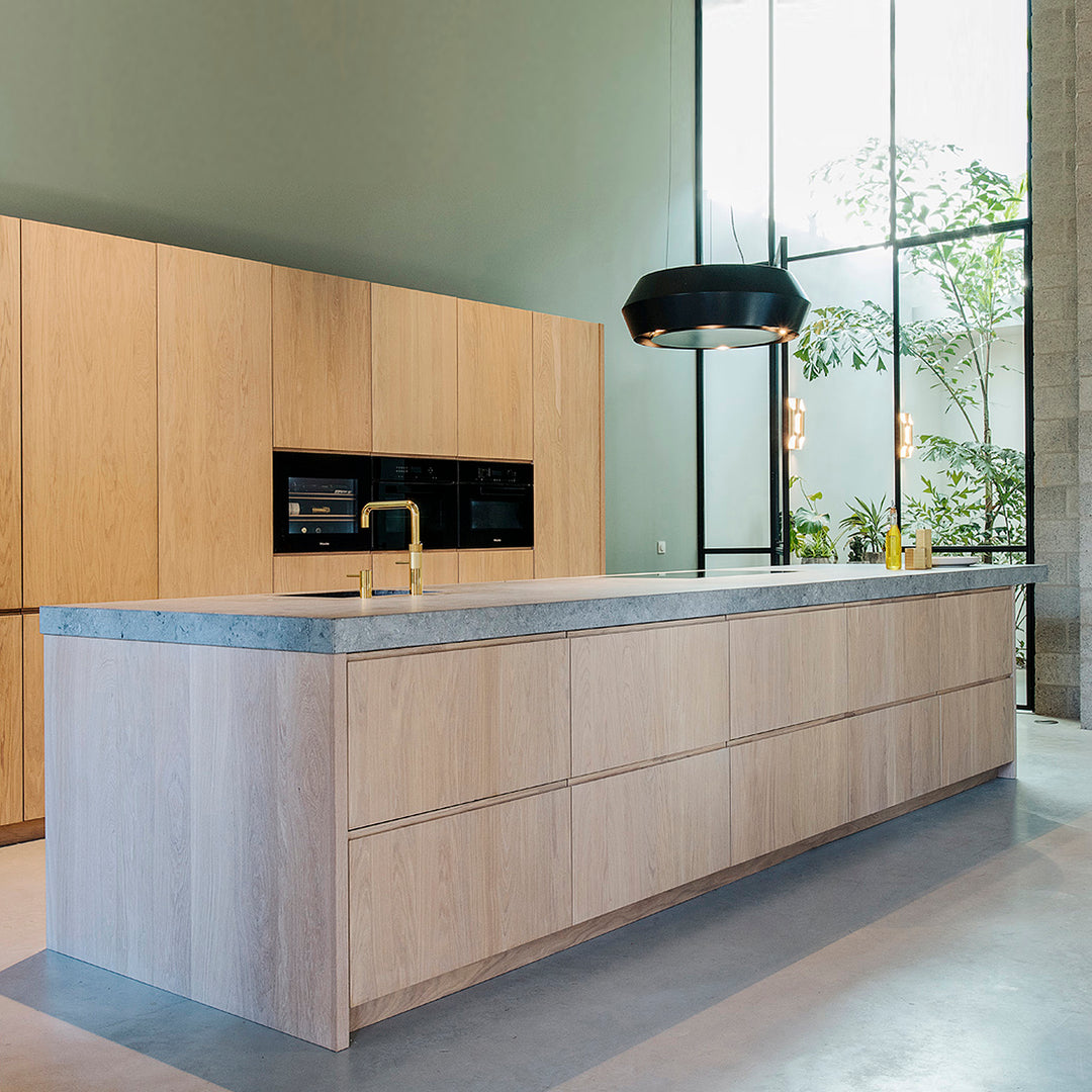 Maatwerk keuken en kastenwand van massief hout met composiet werkblad of aanrechtblad