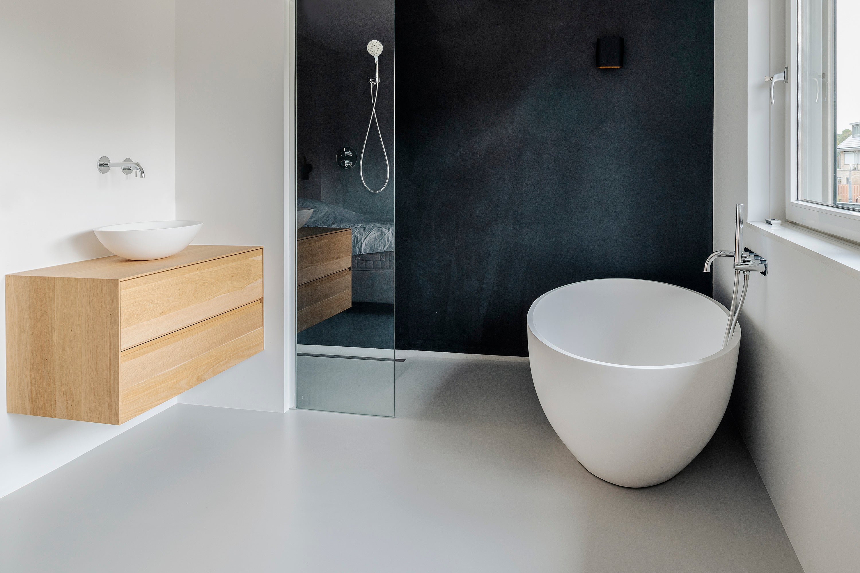 Badkamer eiken houten badmeubel ovaal vrijstaand bad