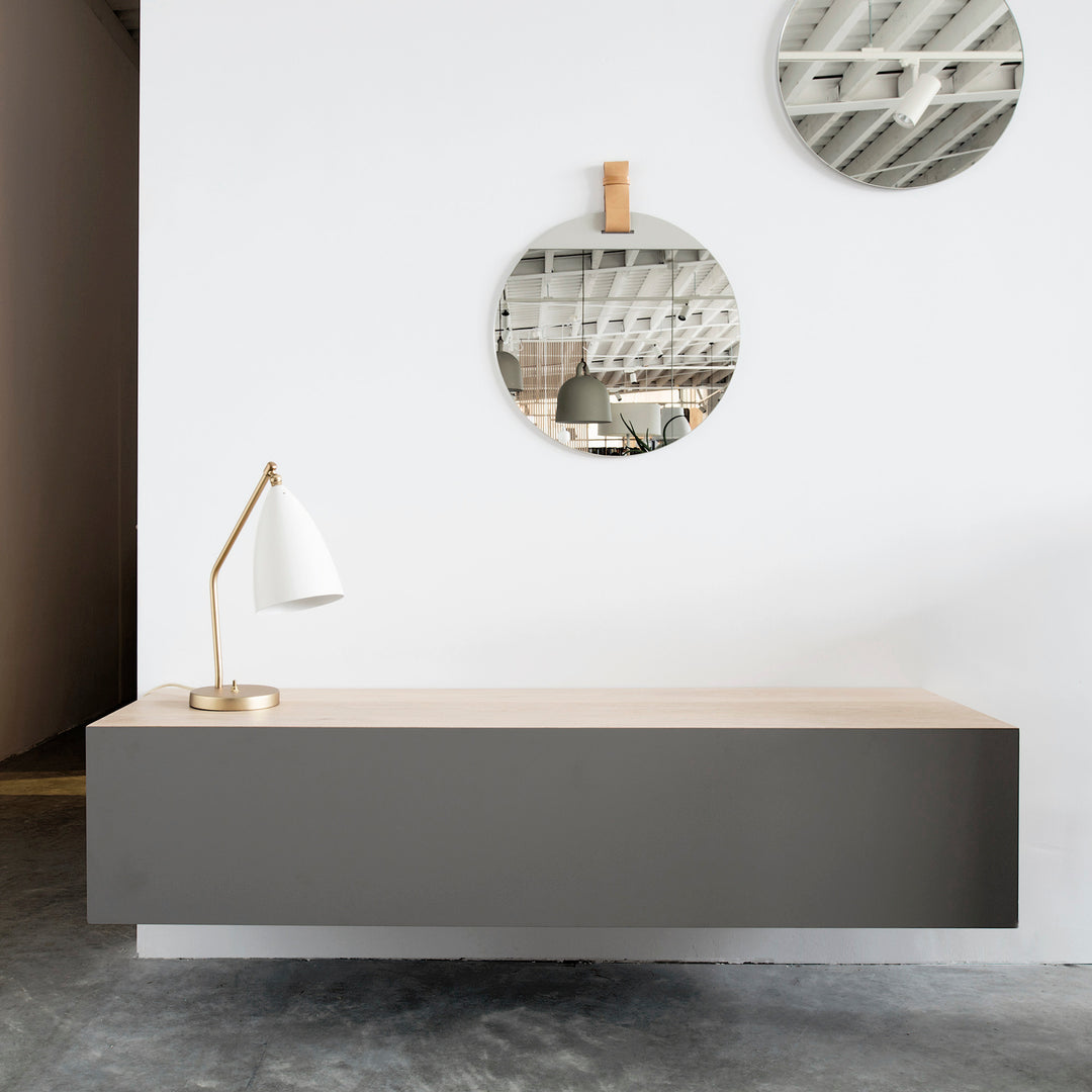 Houten dressoir op maat met ronde Ferm Living Enter Mirror spiegels