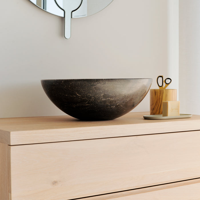 Klein massief houten badmeubel met zwart natuurstenen waskom