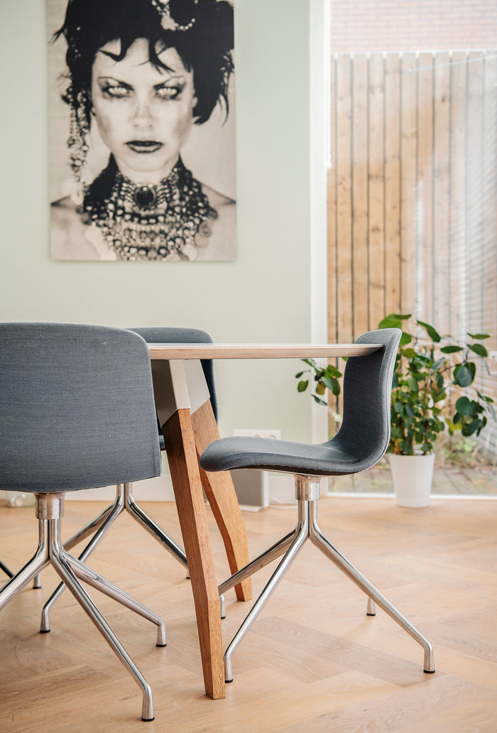 Interieur met Hay stoelen en maatwerk Linotafel met Fenix blad, stalen koppelstukken en houten poten