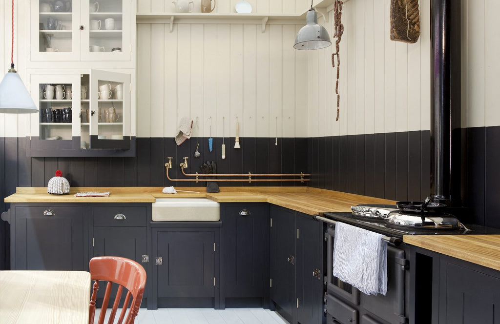 Zwarte hoek-keuken met eiken keukenblad