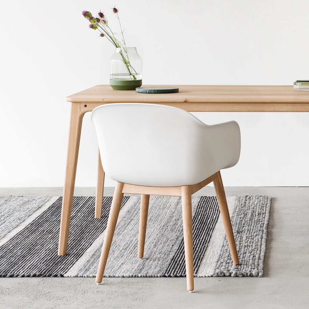 Houten Walden design tafel met Muuto Fiber chair met eiken onderstel