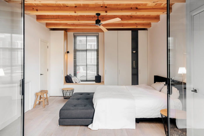 Slaapkamer met kastenwand en houten raam-nis