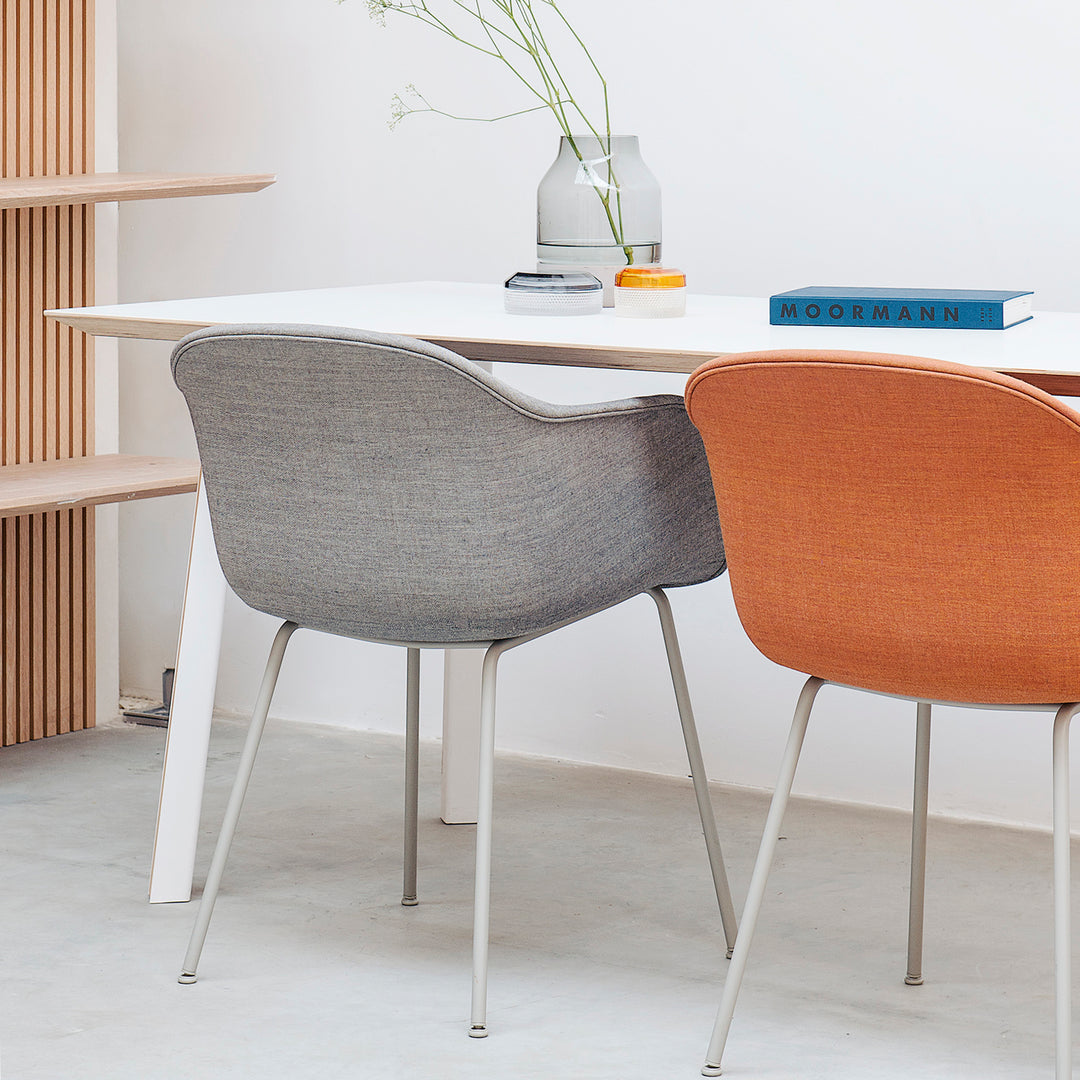 Witte designtafel met gestoffeerde Muuto Fiber stoelen